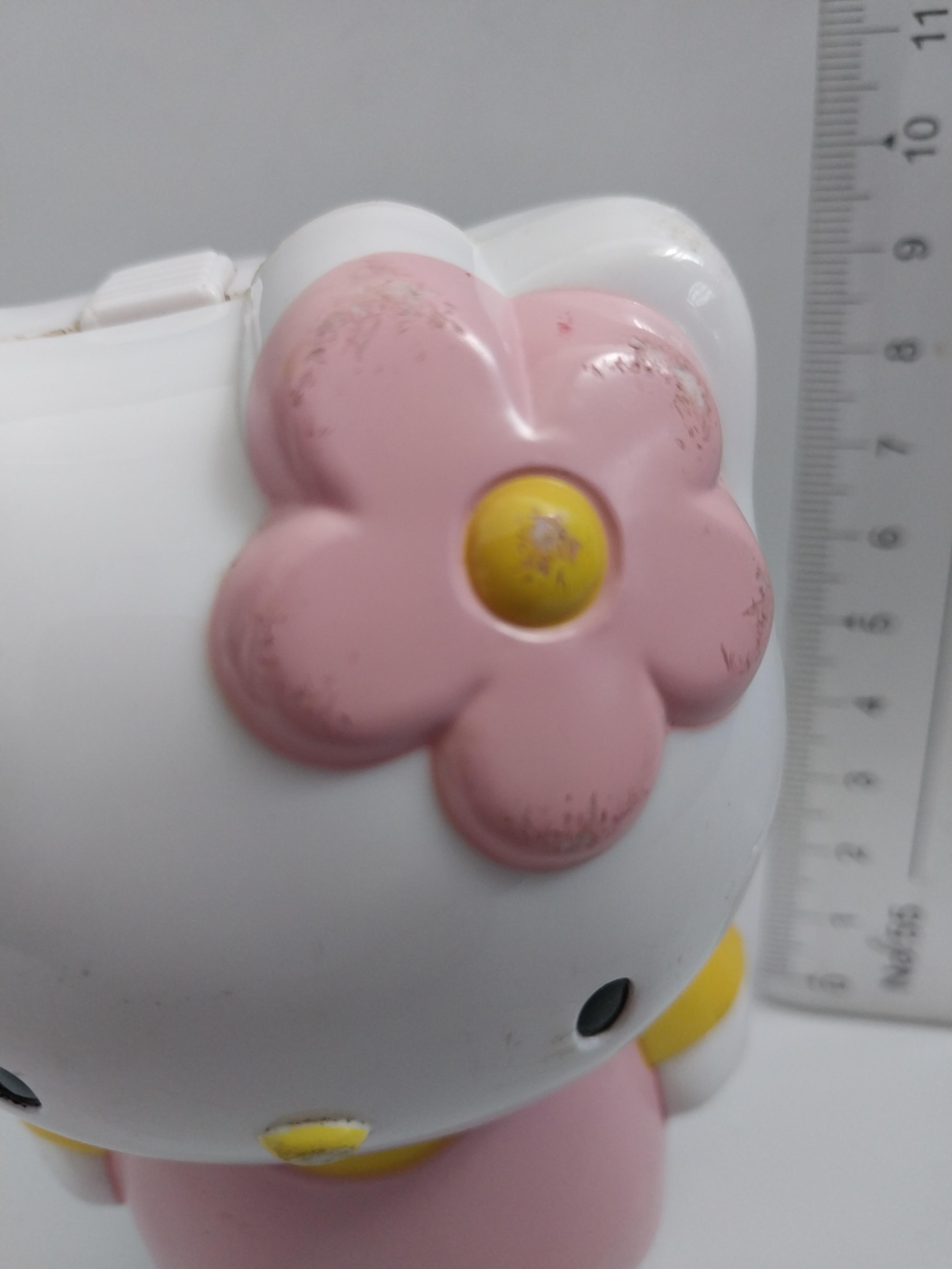 มีหลายภาพ ของสะสมคิตตี้ Hello Kitty อดีตโทรศัพท์ ขนาดตามภาพ มีรอยเปื้อน ด้านใน เครื่องหลุดเขย่ามีเสียง