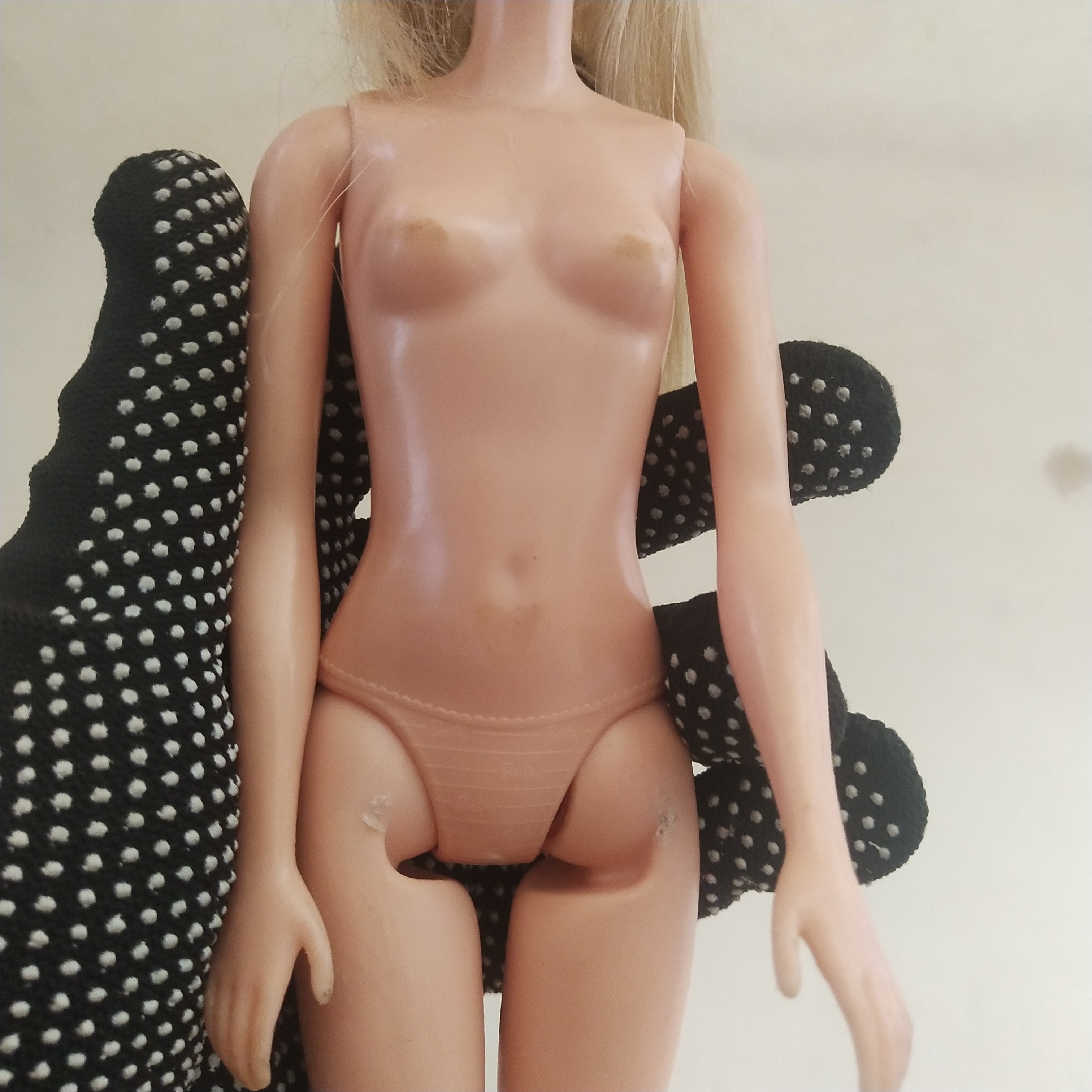 ตุ๊กตาบาร์บี้ หน้าสวย** แขนหลวม มีรอยเปื้อนโปรดดูทุกภาพ, รุ่นขาแข็งโค้งงอไม่ได้ Mattel Indonesia 2015