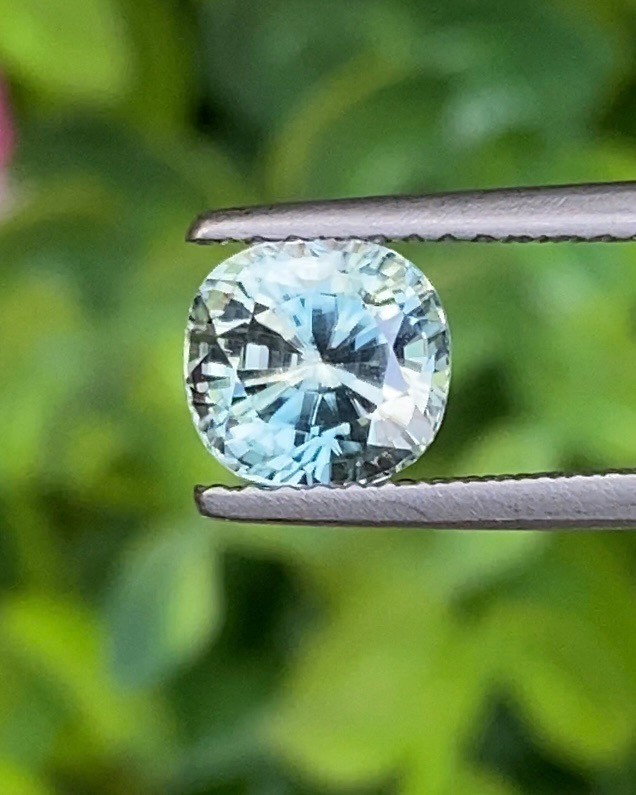 พลอย เพทาย (Zircon) 2.10 กะรัต (Cts.) พลอยแท้ อัญมณีมงคลประจําวันเกิด เครื่องประดับพลอย