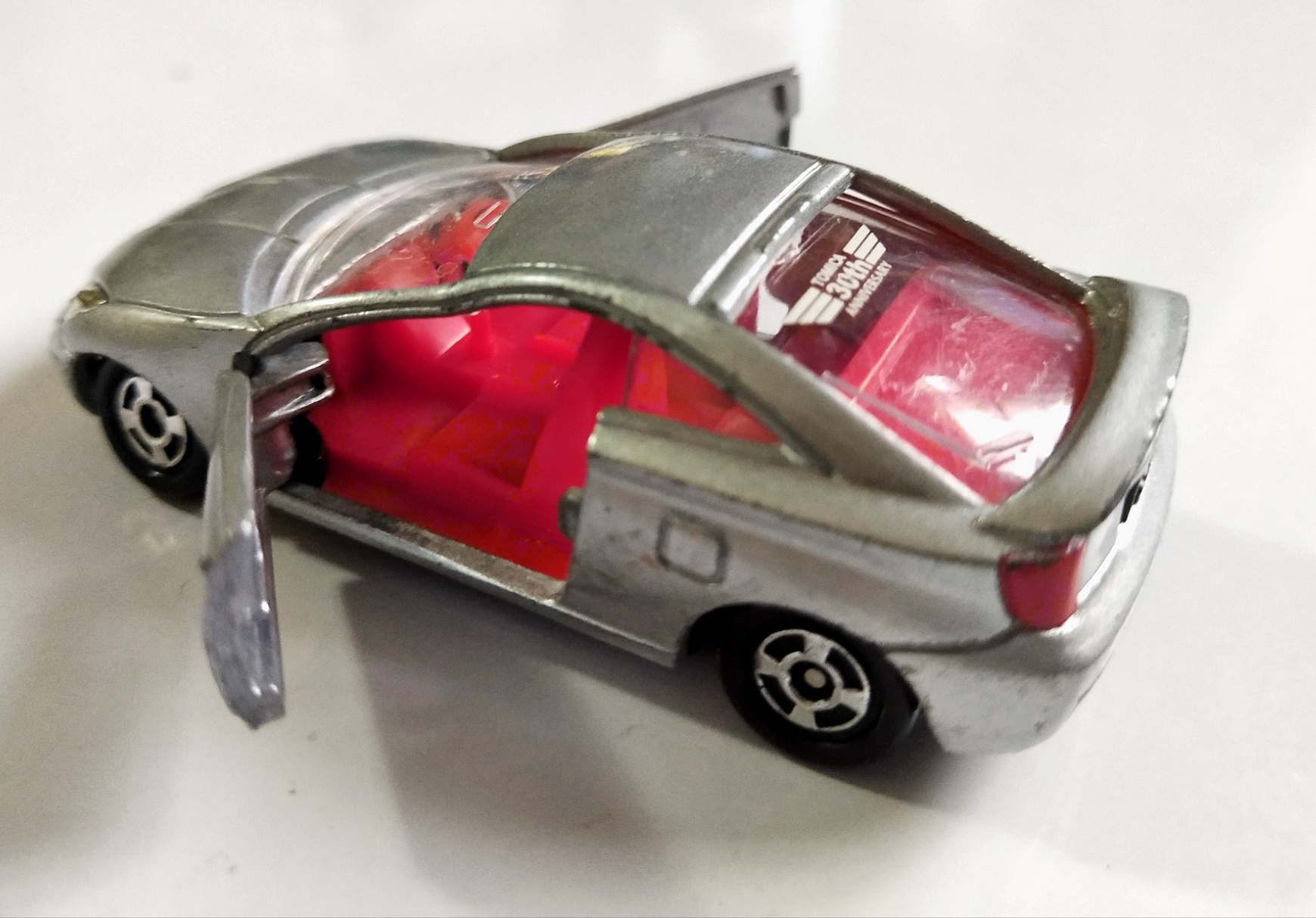 ของเล่น ของสะสม**มีตำหนิ กระจกร้าว ,รถเหล็ก Diecast car รถสปอร์ตสีเงิน เปิดประตูได้ Toyota Celica จาก Tomica