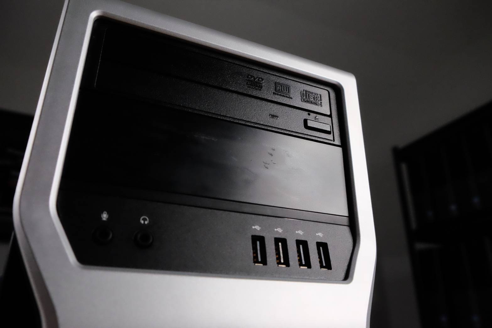 Dell Precision T1600 มี 2 สเปค เลือกได้