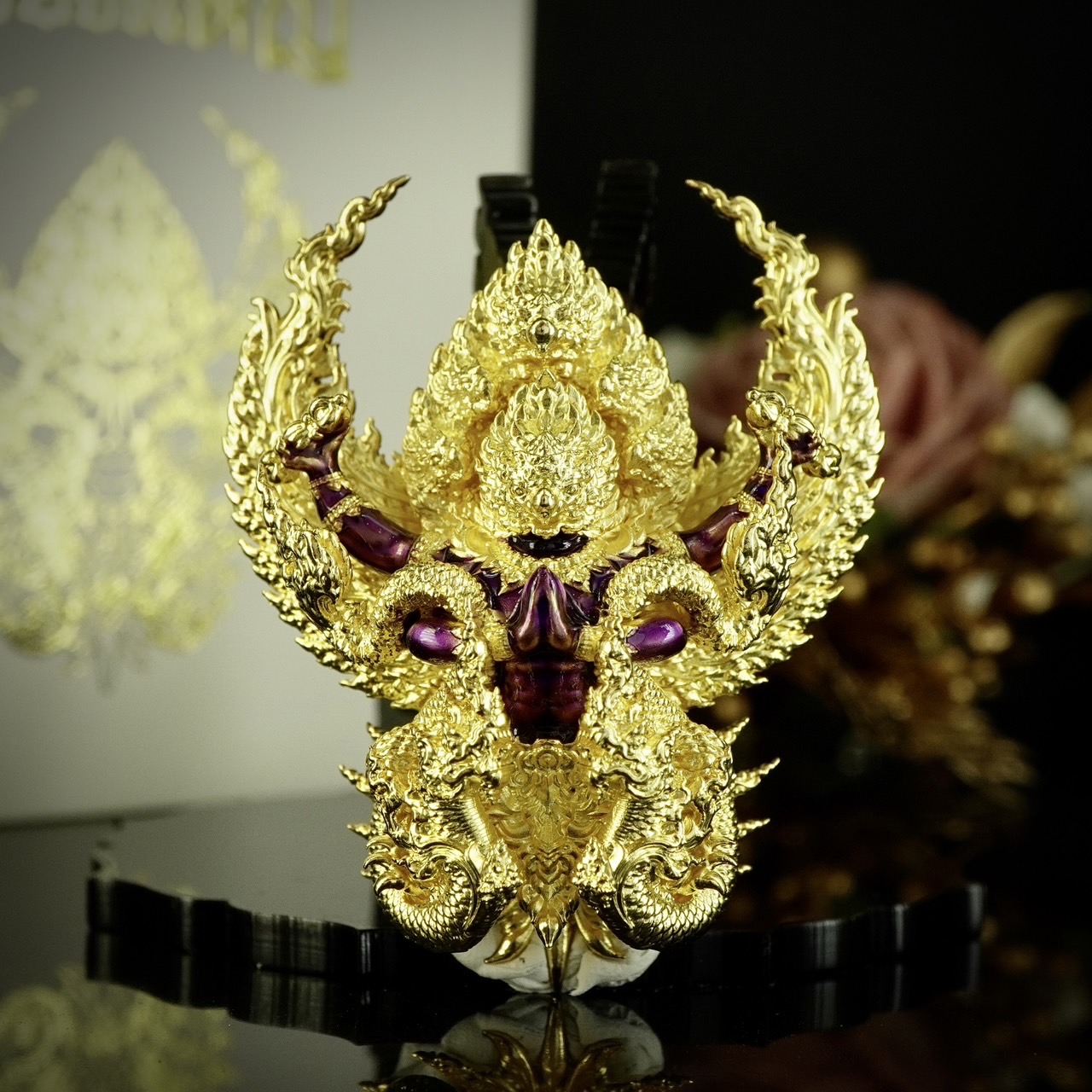 ครุฑปรกมหิธานุภาพ รุ่น รวยยิ่งใหญ่ รายการพิเศษเฉพาะศูนย์จอง เนื้อบรอนซ์ชุบทองลงยา ขนาดสูง 4 เซนติเมตร กว้าง 3 เซนติเมตร