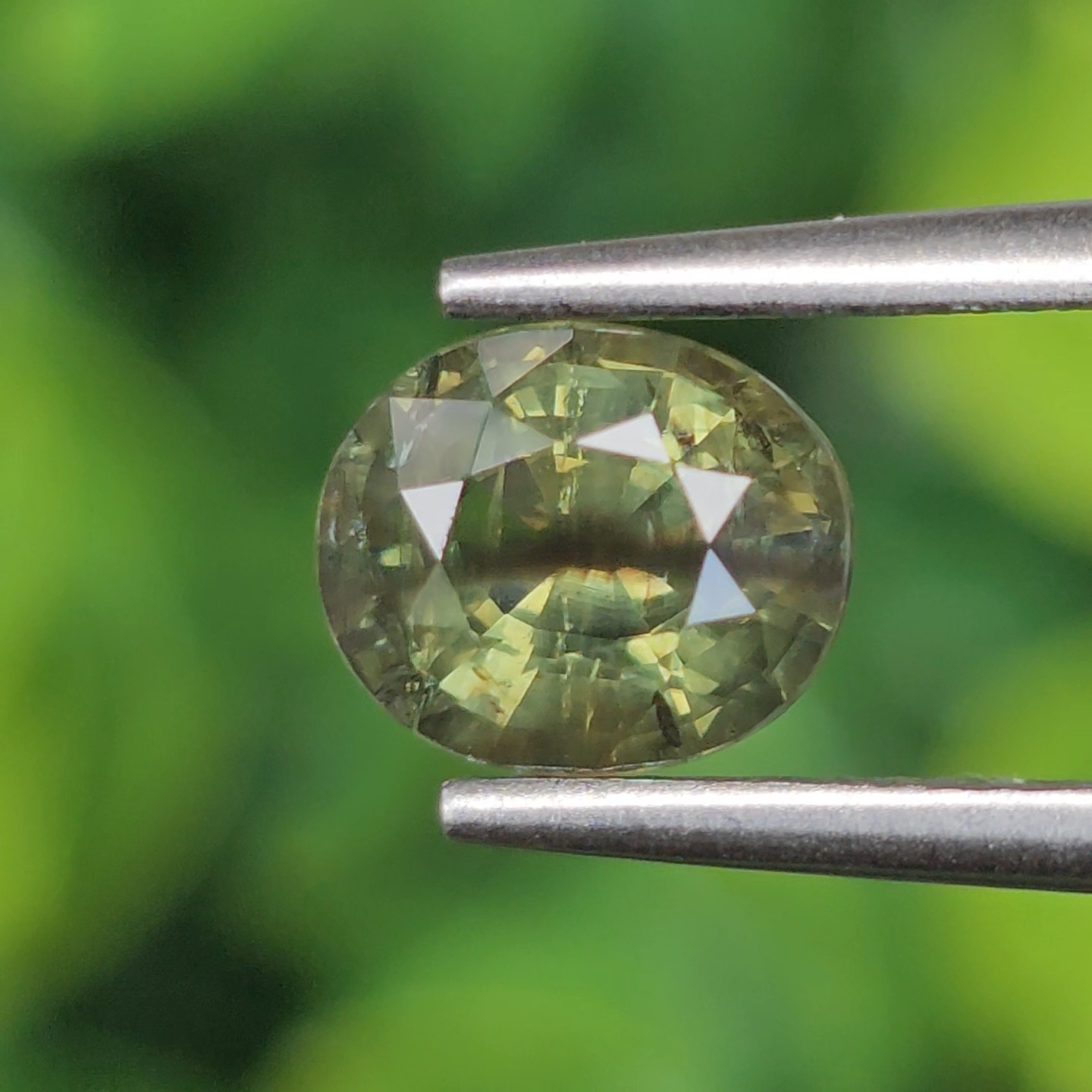 พลอย เขียวส่อง Green Sapphire 1.43 กะรัต (Cts.) ดิบ Unheated พลอยแท้ อัญมณีมงคลประจําวันเกิด เครื่องประดับพลอย