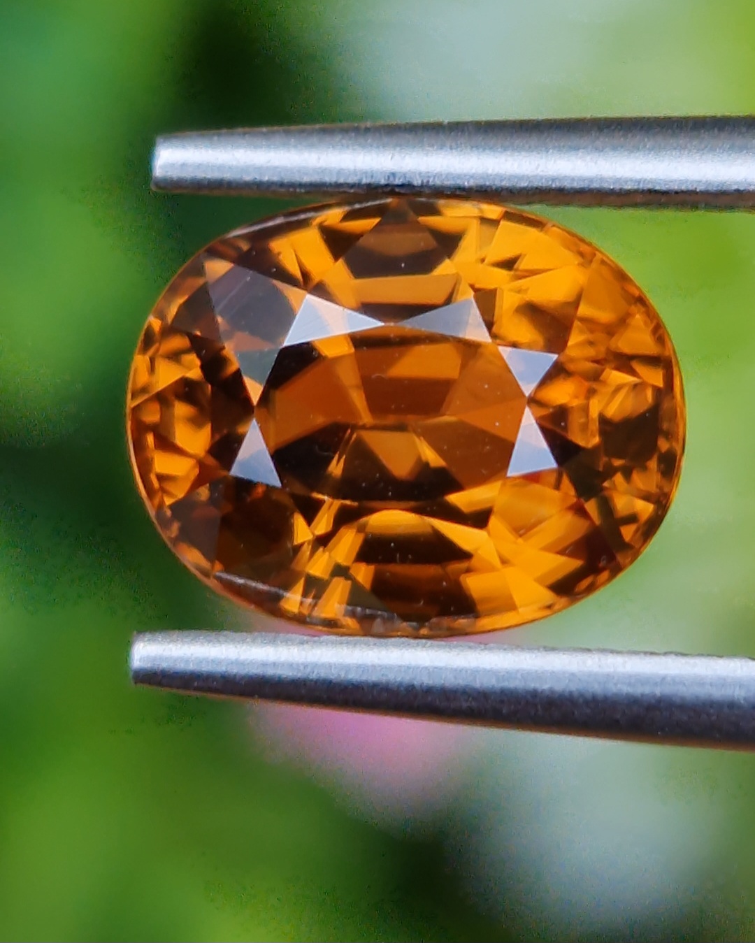 พลอย เพทาย (Zircon) 4.02 กะรัต (Cts.) ดิบ (Unheated) พลอยแท้ อัญมณีมงคลประจําวันเกิด เครื่องประดับพลอย