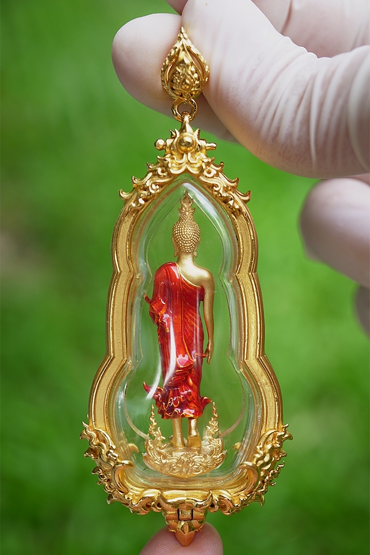 พระพุทธศิริสุขมั่นคงทรัพย์พร้อมเลี่ยมกรอบ รหัส 2 เนื้อบรอนซ์นอกชุบทองลงยาจีวร