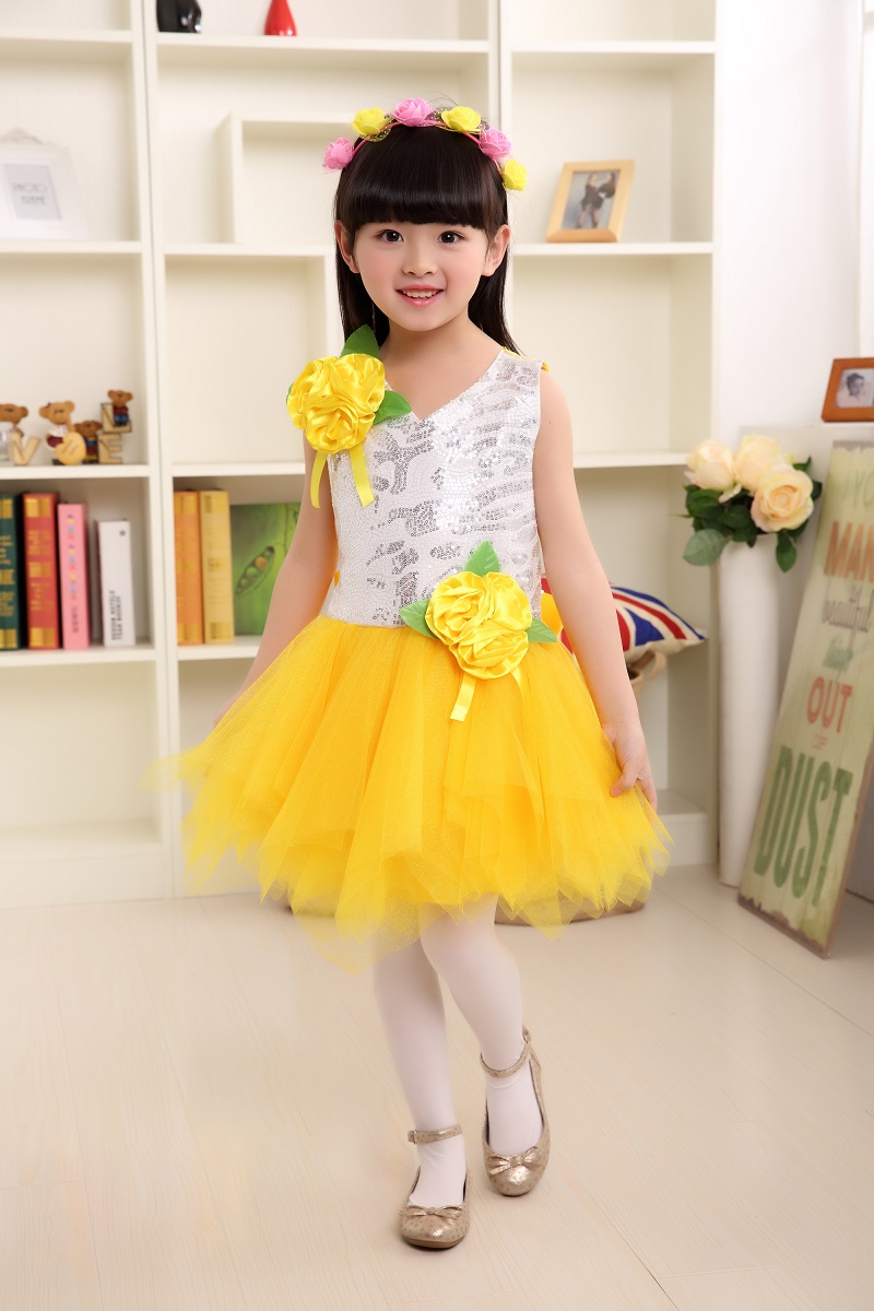 Pre-order ชุดแฟนซี ชุดแสดง แขนกุด คอกลม ปักเลื่อมช่วงอก แต่งดอกที่เอวและไหล่ กระโปรงตาข่ายเป็นชั้น ๆ