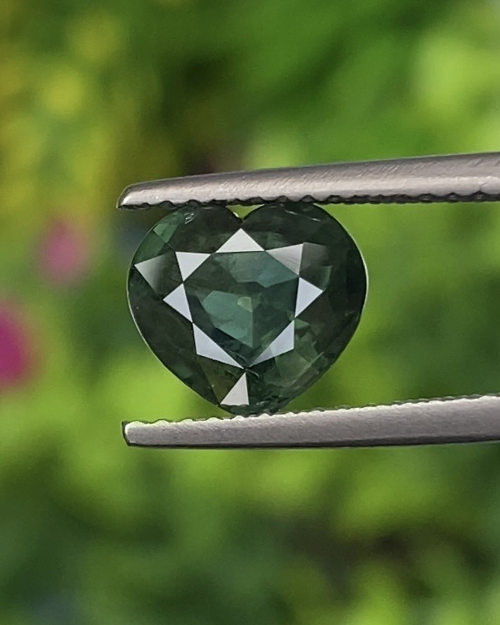 พลอย เขียวส่อง (Bluish Green Sapphire) 2.22 กะรัต (Cts.) พลอยแท้ อัญมณีมงคลประจําวันเกิด เครื่องประดับพลอย