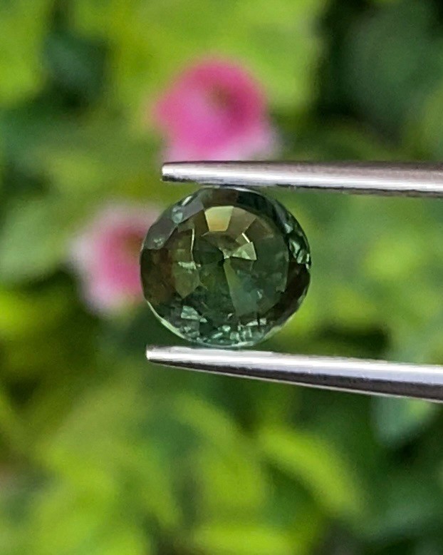 พลอย เขียวส่อง Green Sapphire 1.48 กะรัต (Cts.) ดิบ (Unheated) สี Vivid Green พร้อมใบเซอร์ (With Certificate) พลอยแท้ อัญมณีมงคลประจําวันเกิด เครื่องประดับพลอย