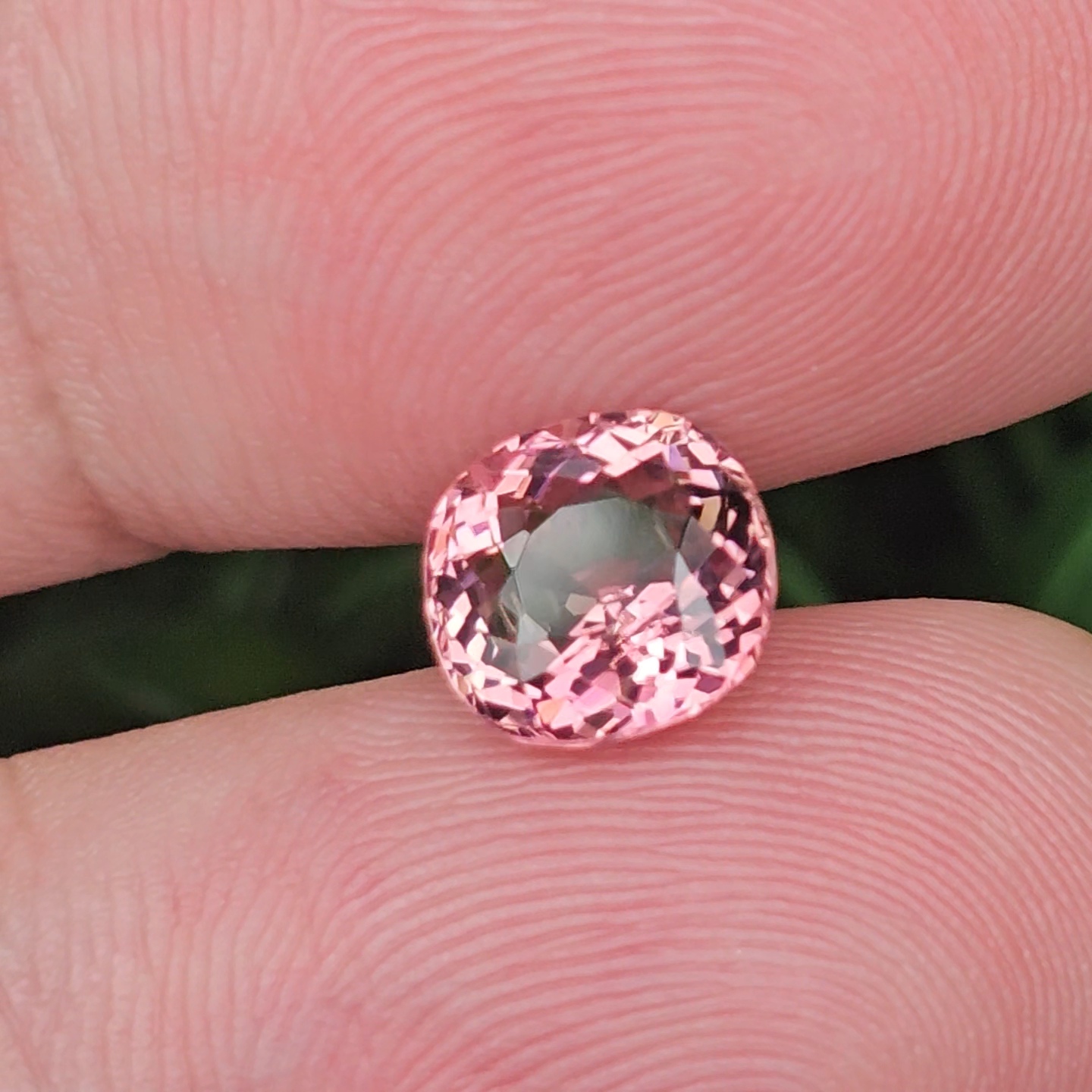 พลอย ทัวร์มาลีน Tourmaline 1.97 กะรัต (Cts.) พลอยแท้ อัญมณีมงคลประจําวันเกิด เครื่องประดับพลอย