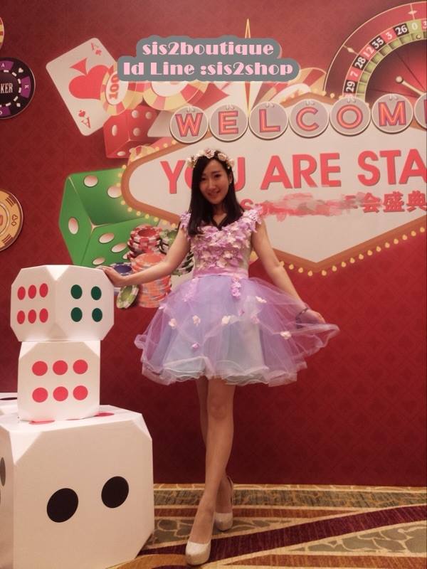 Pre-order ชุดแฟนซี ชุดราตรีสั้น แขนกุด คอวี แต่งดอกไม้ เชือกผูกหลัง