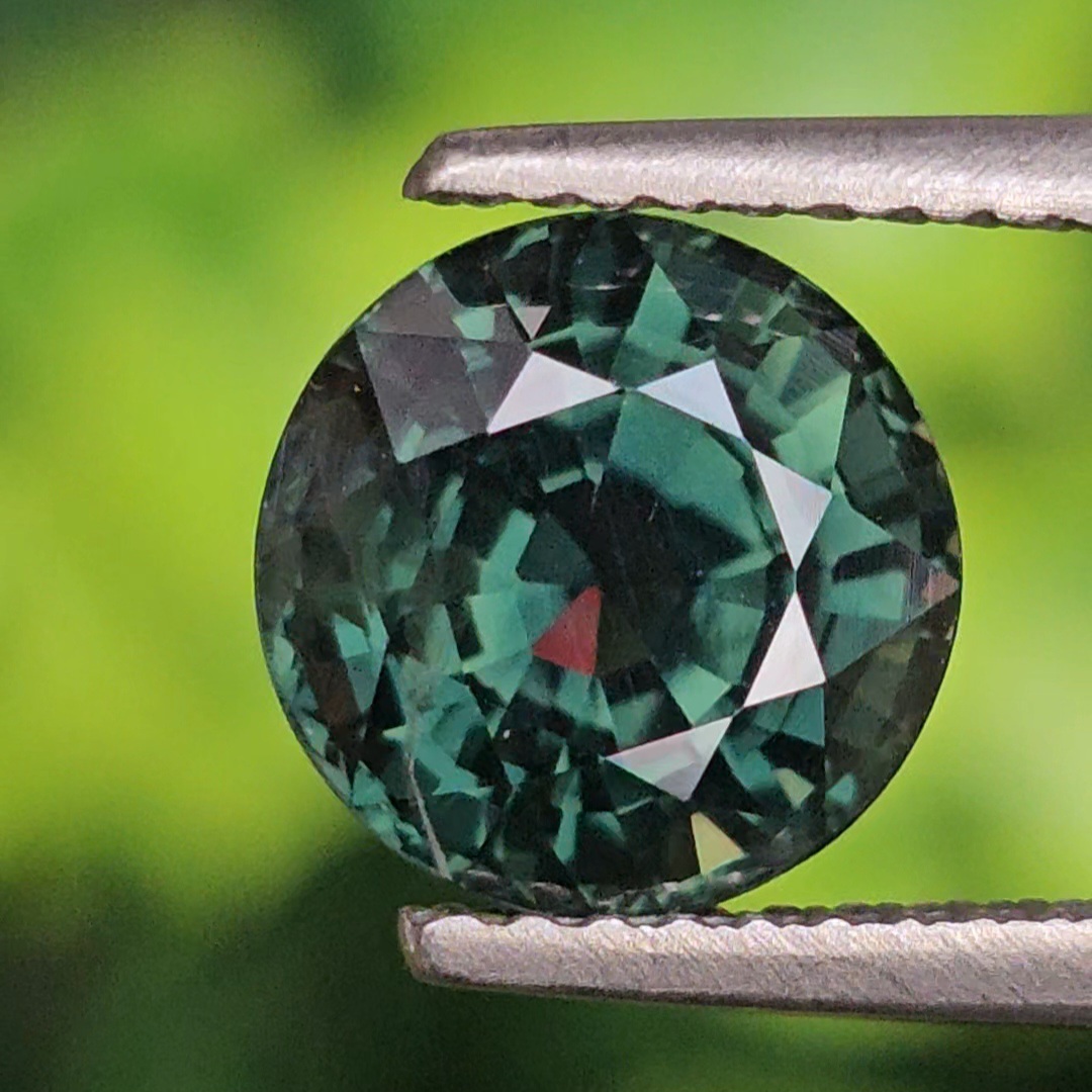 พลอย เขียวส่อง (Green Sapphire) 2.98 กะรัต (Cts.) พลอยแท้ อัญมณีมงคลประจําวันเกิด เครื่องประดับพลอย
