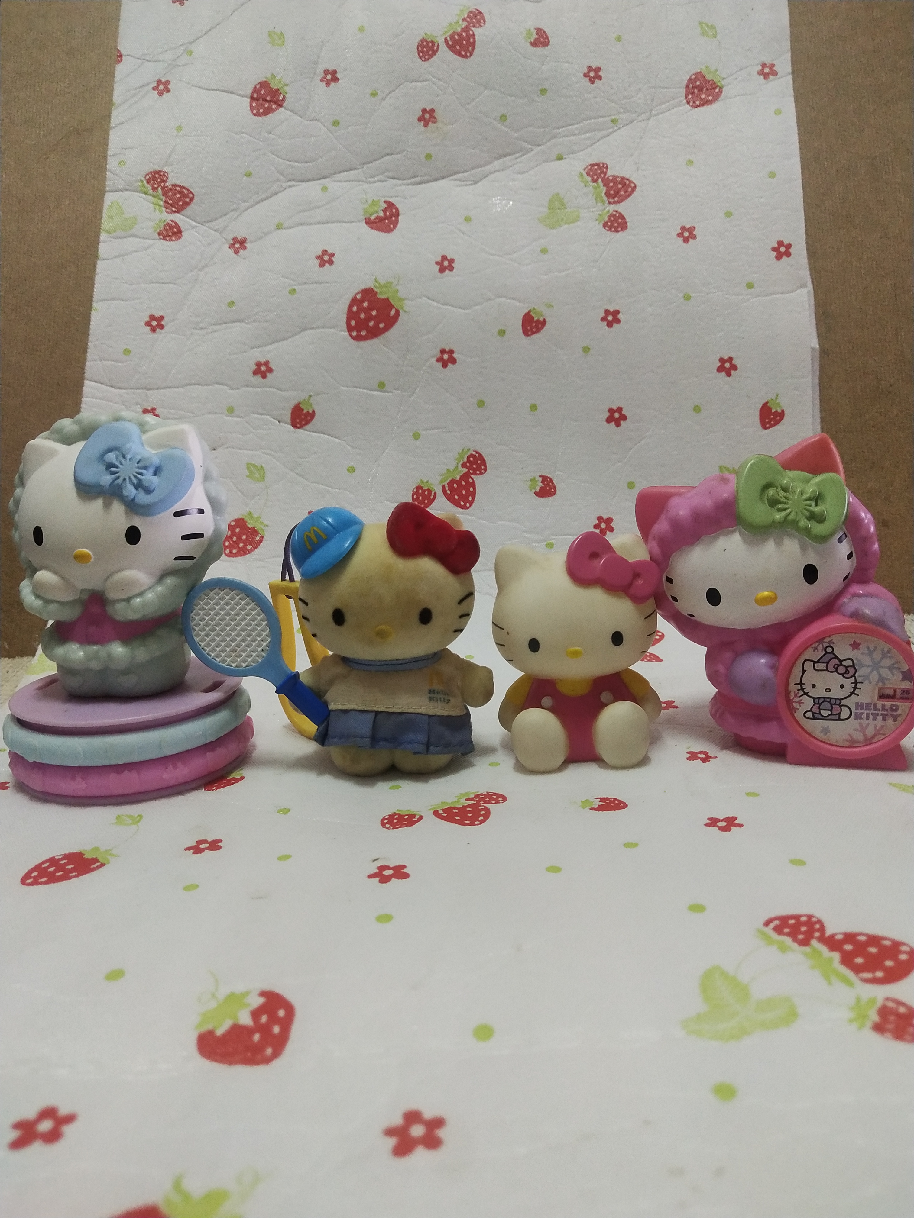 มีหลายภาพของสะสม จากแมคโดนัล และ มิสเตอร์โดนัท Hello Kitty คิตตี้ กรุณาเลือกแบบ ( ราคาตัวละ)