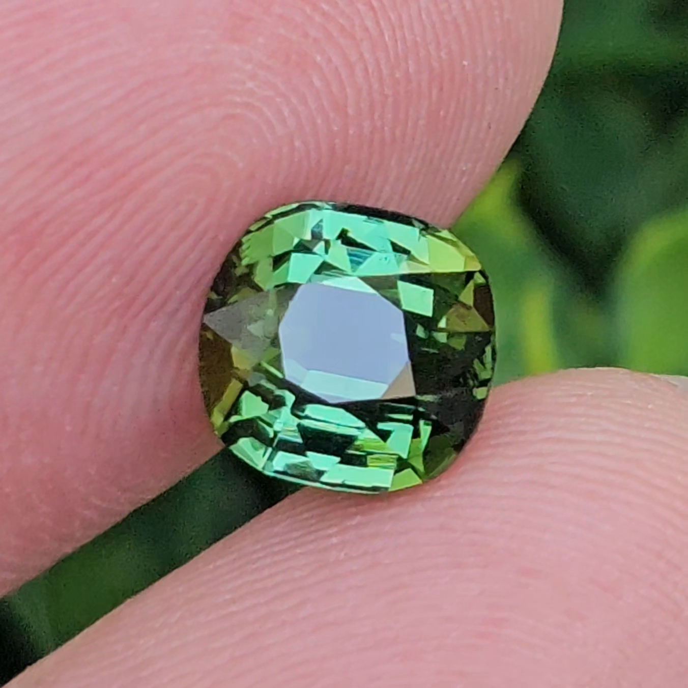 พลอย กรีน ทัวร์มารีน (Green Tourmaline) 2.85 กะรัต (Cts.) อัญมณีมงคลประจําวันเกิด เครื่องประดับพลอย