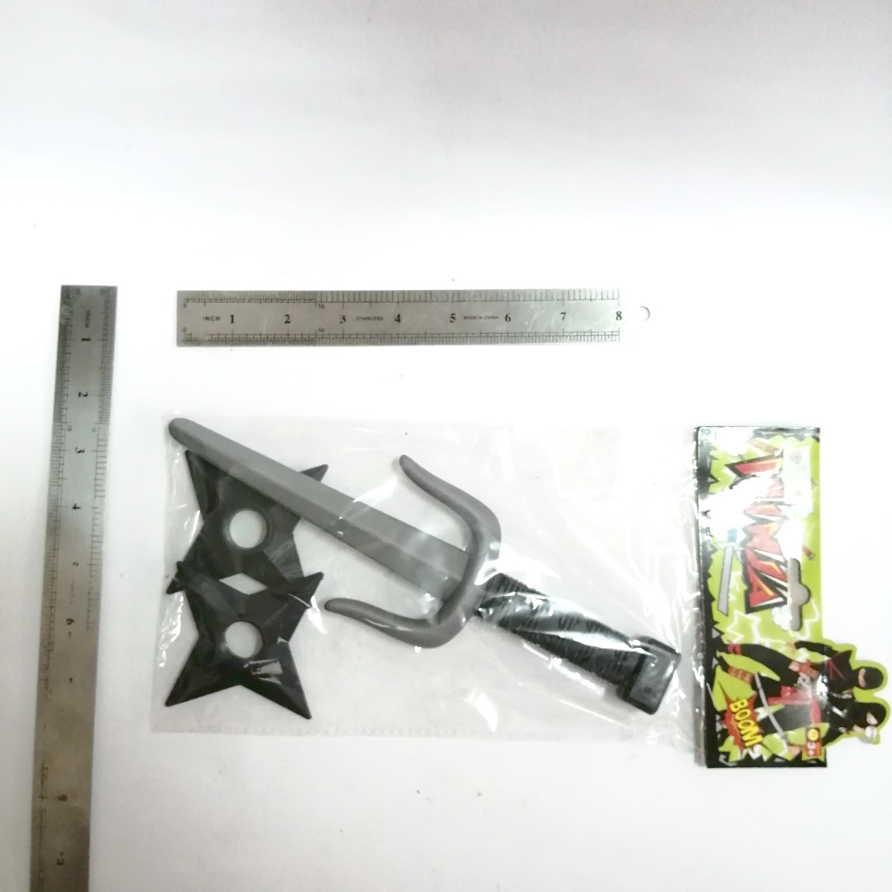 ของเด็กเล่น/ของสะสม ของเล่นพลาสติกมีดสามง่าม และดาวกระจายปลอมทำจากพลาสติกโปร่งและพลาสติกฉีด ของเล่นจากละคร นักสู้สะท้านฟ้าเหมาะใช้สะสม วางโชว์