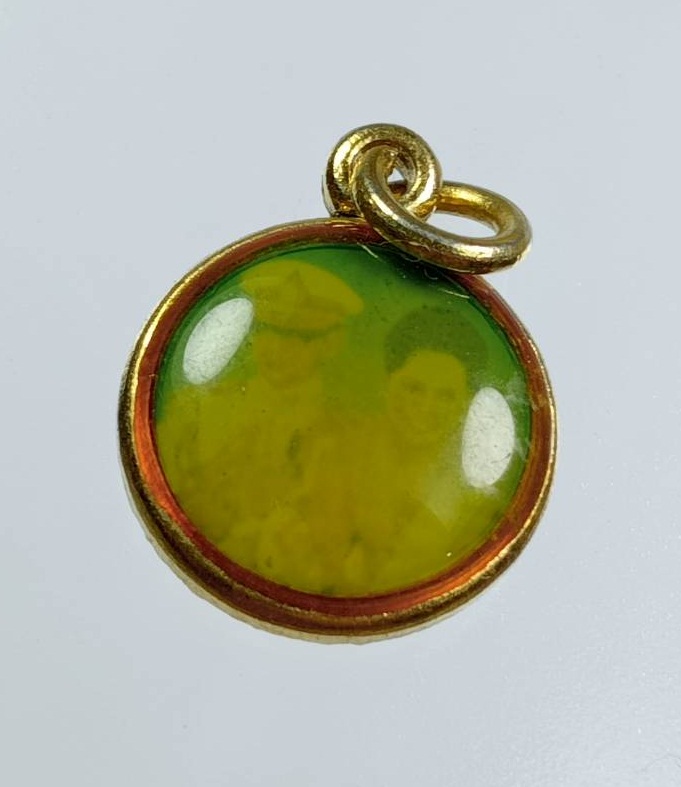 P169 ล็อกเก็ต ในหลวง ร.9 พระราชินี หลังยันต์ห้า ไม่ทราบที่