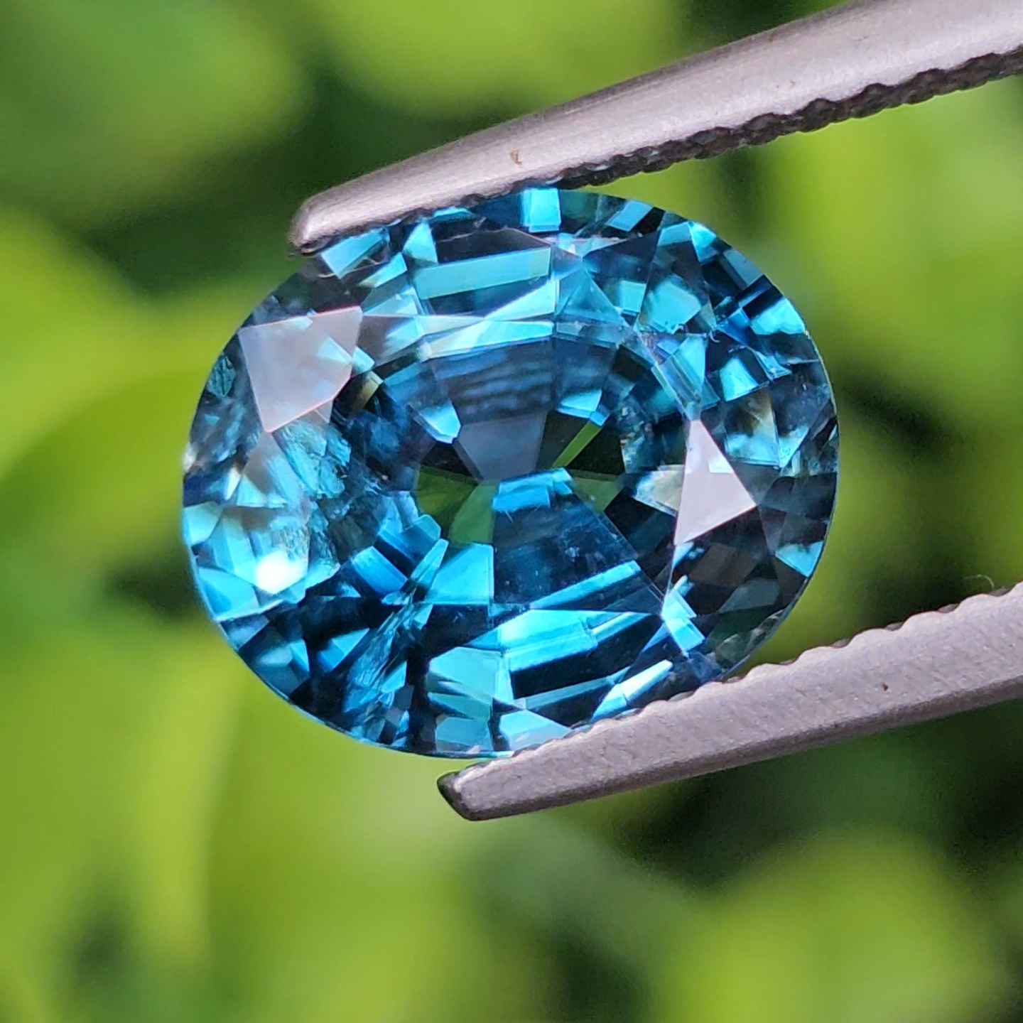 พลอย เพทาย (Zircon) 4.23 กะรัต (Cts.) พลอยแท้ อัญมณีมงคลประจําวันเกิด เครื่องประดับพลอย