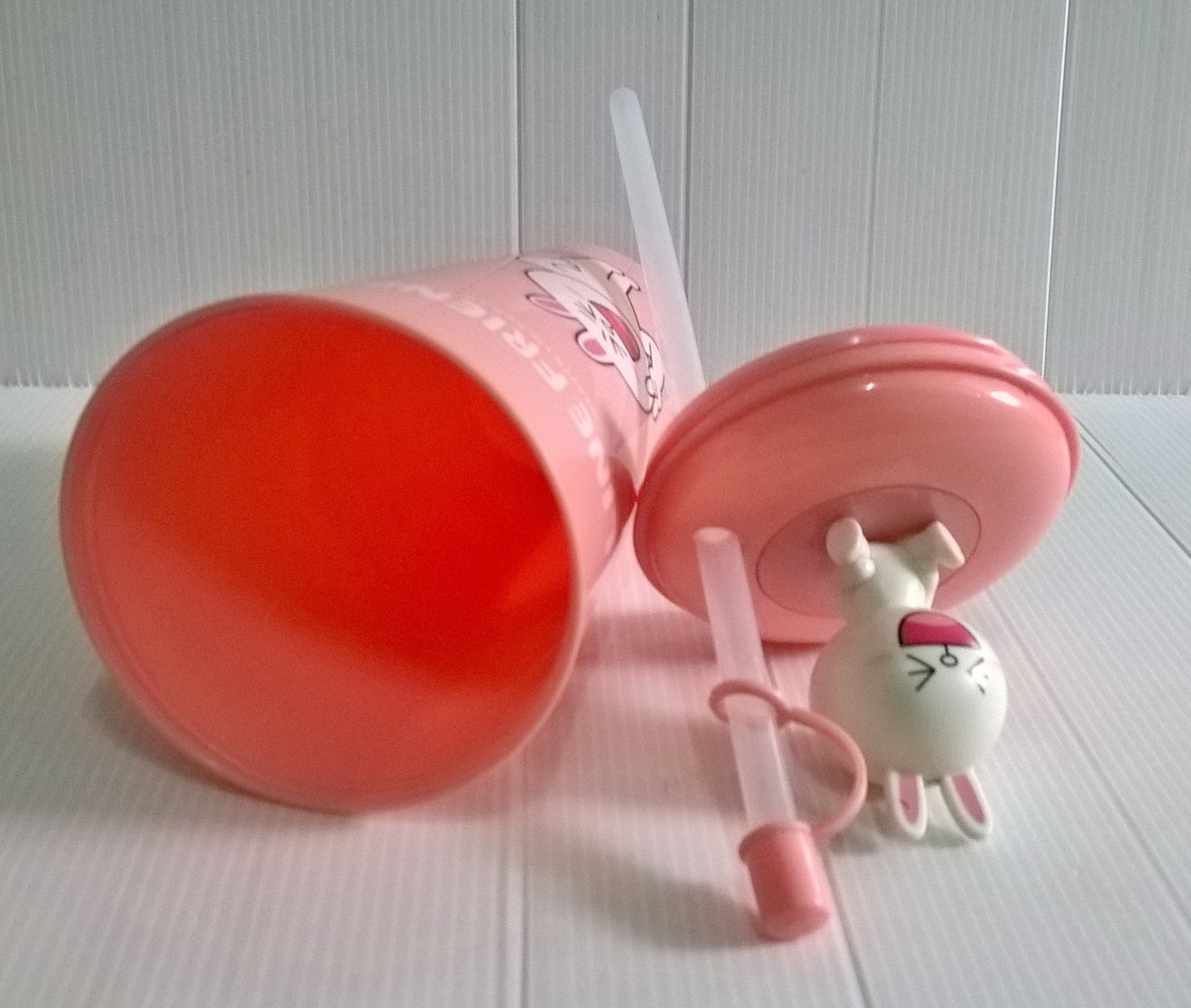แก้วน้ำพลาสติก สีชมพู ลายโคนี่ Cony, จาก Line Friends พร้อมท็อปเปอร์โคนี่ ของสะสมจาก 7-11
