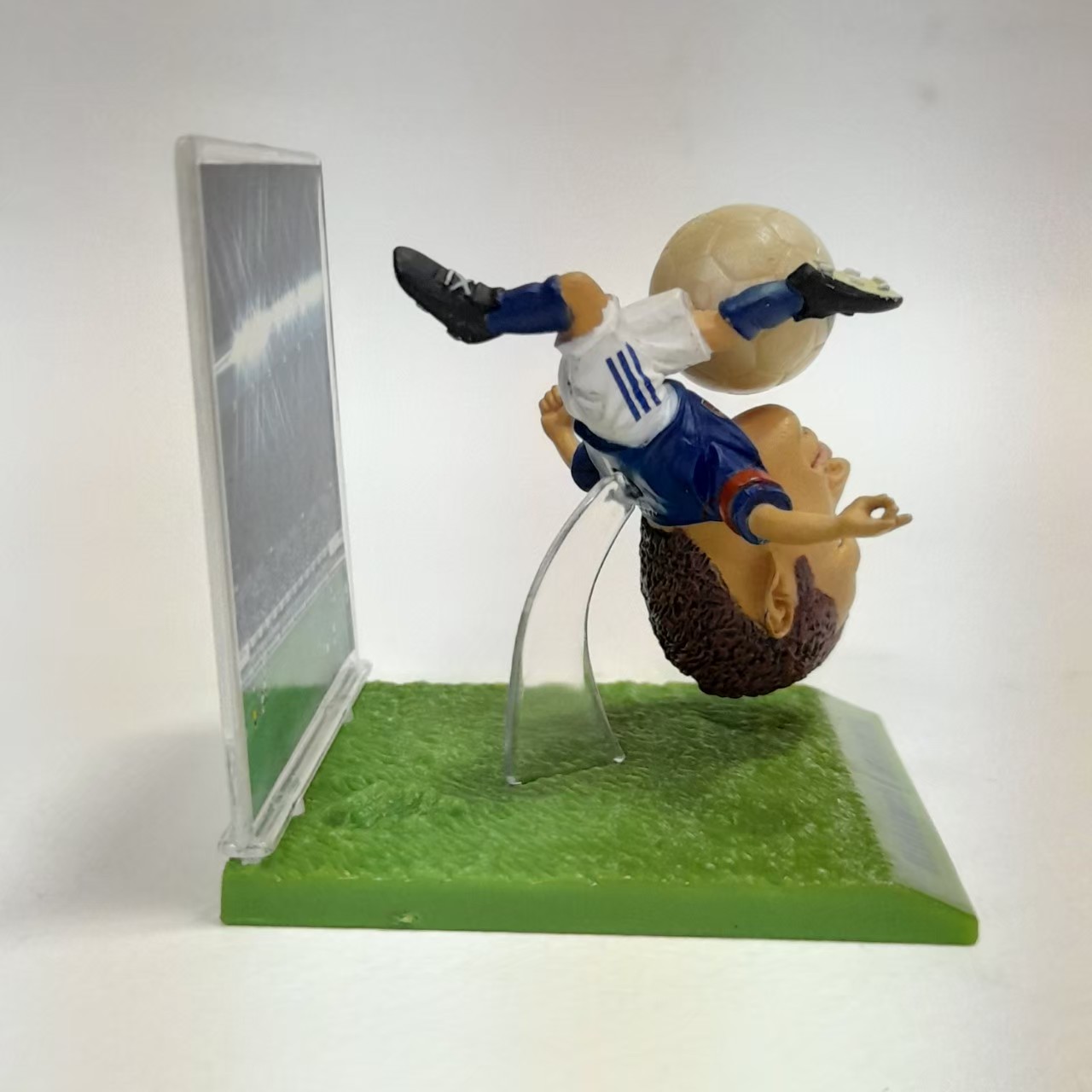 ฟิกเกอร์ นักบอล ทีมญี่ปุ่น Hidetoshi nakata ขนาดตามรูป มีฐาน มีฉาก มือสอง สภาพดีมีรอยบ้าง