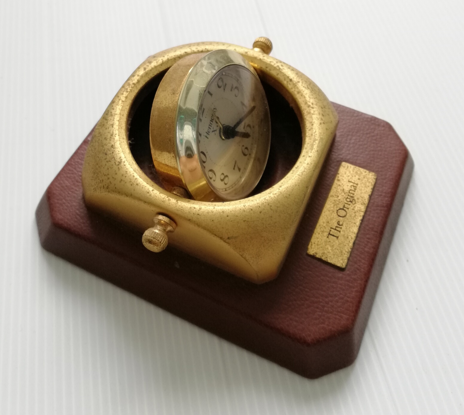 ของสะสม นาฬิกาเก่าจาก Hennessy X.O, The Original -Old Collectble Watch from Hennessy X.O, The Original ตัวเรือนเป็นเหล็ก ฐานรองสี่เหลี่ยมหุ้มหนัง PVC ด้านหลังบุกำมะหยี่, Its 'body is metal and the base coveted with PVC leather, back us Velvet, work