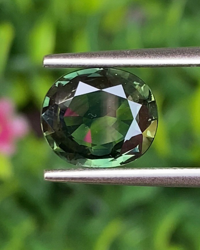 พลอย เขียวส่อง Green Sapphire ดิบ Unheated 2.38 กะรัต (Cts.) พลอยแท้ อัญมณีมงคลประจําวันเกิด เครื่องประดับพลอย
