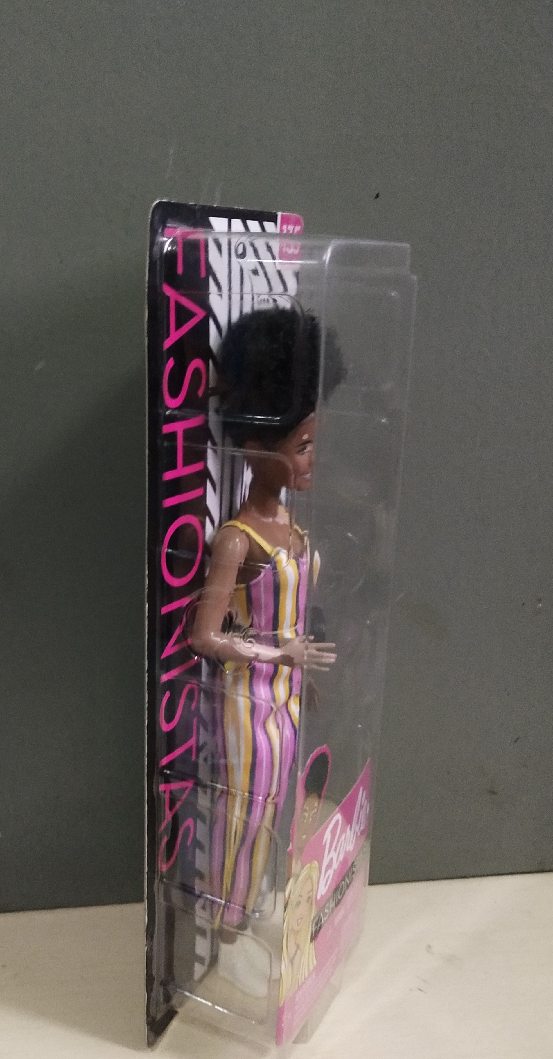 มีหลายภาพ ตุ๊กตาบาร์บี้เป็นโรคด่างขาว the Barbie Fashionistas Doll #135, notable for featuring vitiligo.