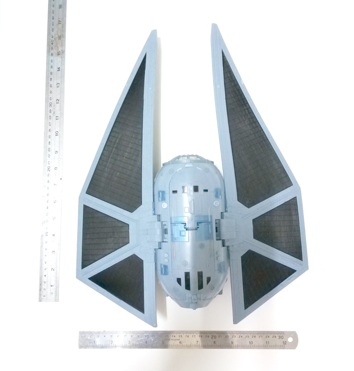 ของเล่น สตาร์วอส์ ยาน TIE STRIKER จาก สตาร์ วอส์ ROUGE ONE ขนาดใหญ่ ตามรูป สามารถเล่นกับฟิกเกอร์ 3.75 ได้ ในภาพคือ แถม TIE FIGHTER PILOT (นักยินยานไท้) ให้1ตัว ของครบ ปืนครบ ตัวยานมีจรวด1นัด และกดด้านหลังปรับมุมยกปีกลดระดับได้ กระจก COCKPIT เปิดปิดได้ เอา