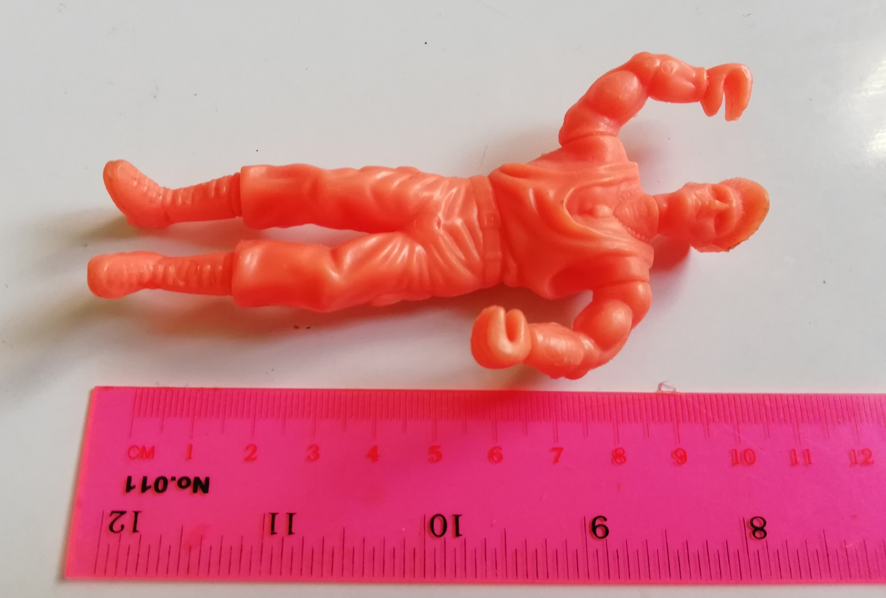 ของเล่น ของสะสม ตุ๊กตาพลาสติก 4 นิ้ว แถมขนมขบเคี้ยว ตัว กิล gill จาก สตรีท ไฟเตอร์ Street Fighter พลาสติกสีส้ม โพสท่าตายขยับไม่ได้ เก่าเก็บตามสภาพ