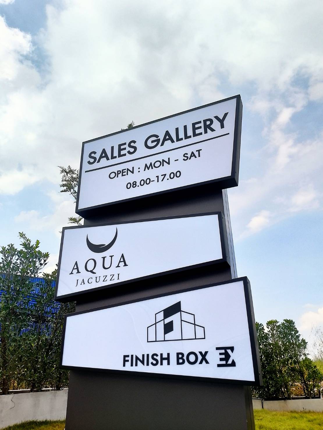 #ป้ายกล่องไฟด้านหลังป้ายพื้นคอมโพสิตยกขอบ