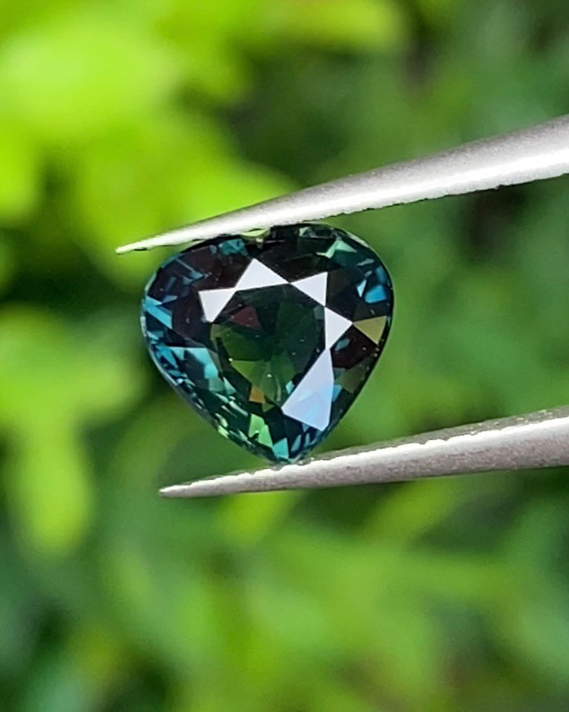 พลอย เขียวส่อง Green Sapphire 1.10 กะรัต (Cts.) ดิบ Unheated พร้อมใบเซอร์ พลอยแท้ อัญมณีมงคลประจําวันเกิด เครื่องประดับพลอย