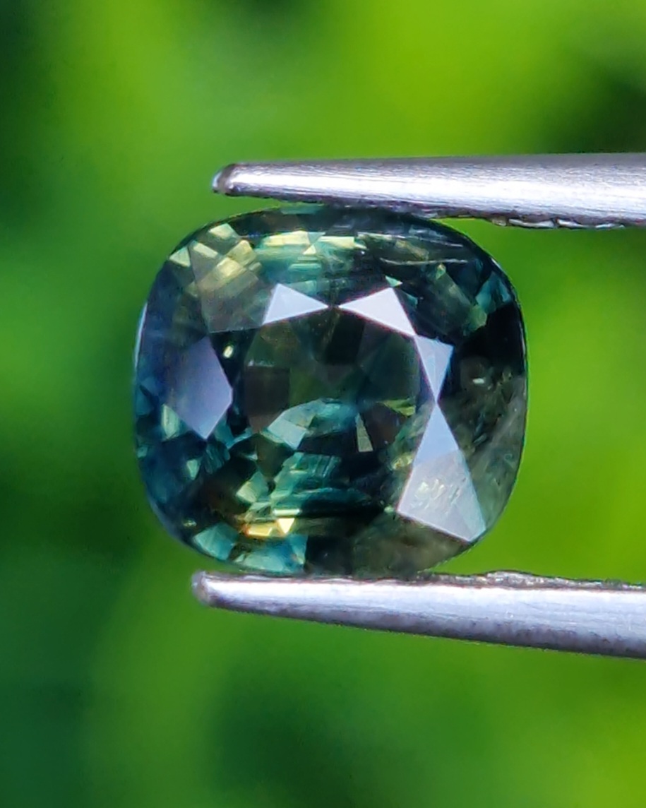 พลอย แซฟไฟร์ 2 สี Bi Color Sapphire 1.07 กะรัต (Cts.) ดิบ Unheated พลอยแท้ อัญมณีมงคลประจําวันเกิด เครื่องประดับพลอย