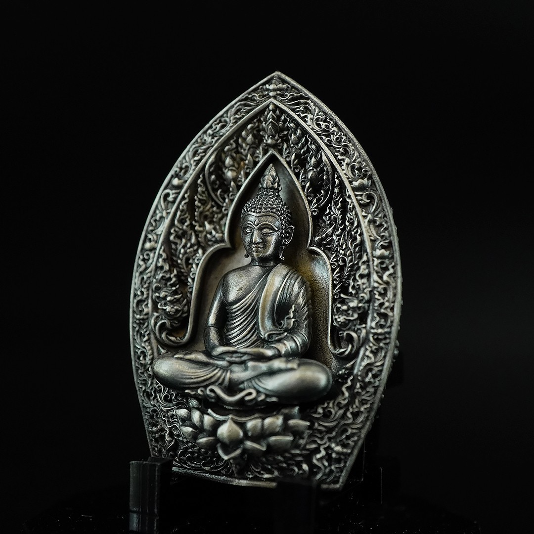 พระกริ่งเจ้าสัวเสวยสุข เนื้อเงินซาติน ขนาด 2.45 X 3.5 เซนติเมตร