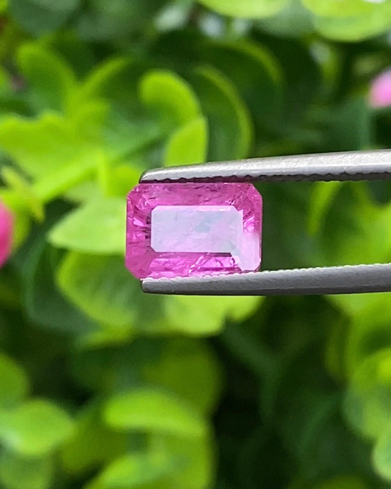 พลอย ชมพู พิ้ง แซฟไฟร์ Pink Sapphire 1.49 กะรัต (Cts.) พลอยแท้ อัญมณีมงคลประจําวันเกิด เครื่องประดับพลอย