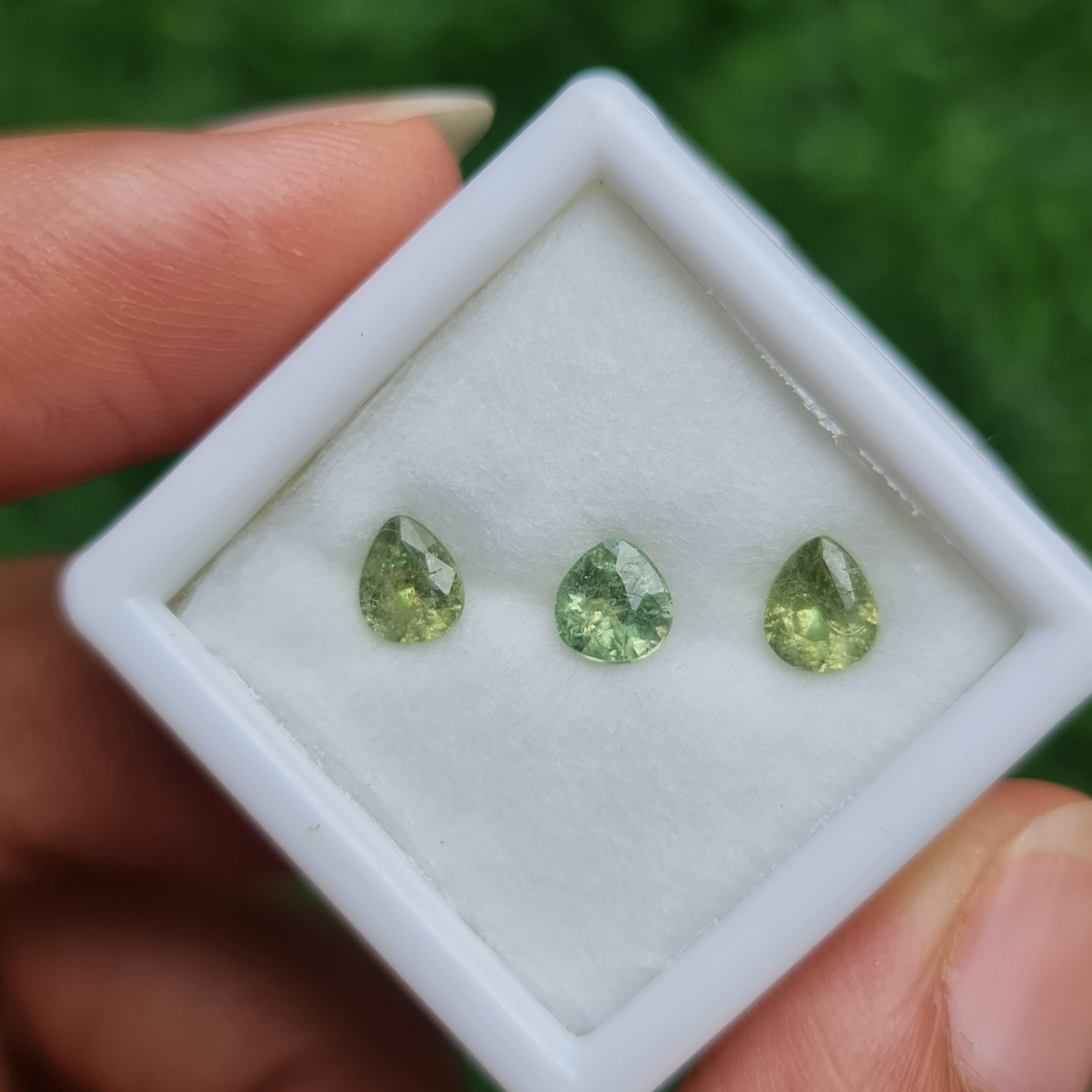 พลอย ดีแมนทรอยด์ การ์เน็ต Demantoid Garnet 1.18 Cts. 3 เม็ด (Pcs.) ดิบ Unheated พลอยแท้ อัญมณีมงคลประจําวันเกิด เครื่องประดับพลอย
