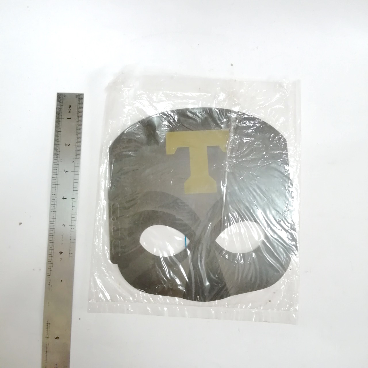 หน้ากาก ลูกผู้ชายพันธุ์ดี ทำจากพลาสติกบางสกรีนลวดลาย ปัจจุบันหายาก