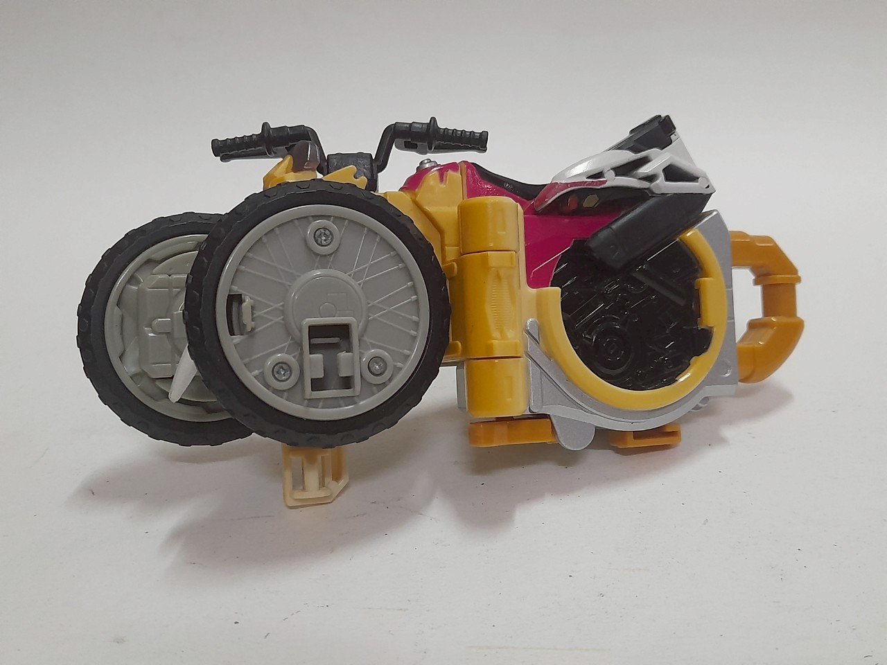 มีหลายภาพ รถมอเตอร์ไซค์ซากุระ จาก ซีรีย์มาสค์ไรเดอร์ไกมุ**ของมีตามภาพ