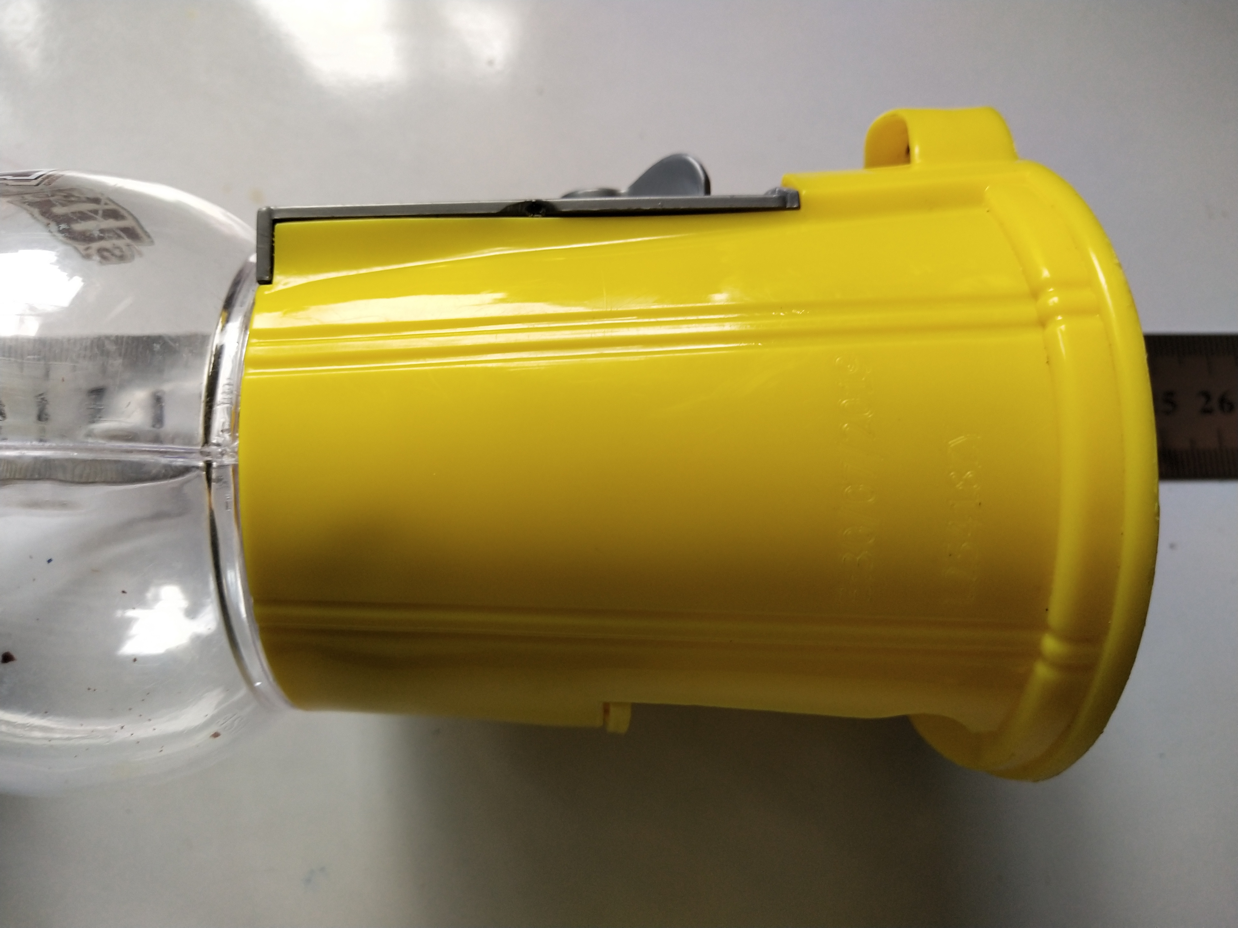 ของสะสม ตู้ไขขนมM&M ตัวสีเหลือง ยืนเท้าสะเอว และโบกมือ เปืดฝาใส่ขนม และไขขนมได้ปกติ