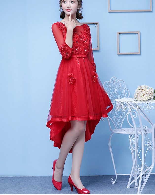 Pre-order ชุดราตรี สีแดง หน้าสั้นหลังยาว แขนยาว แต่งดอกไม้ คาดเอวด้วยโบว์ กระโปรงตาข่าย เชือกผูกหลัง