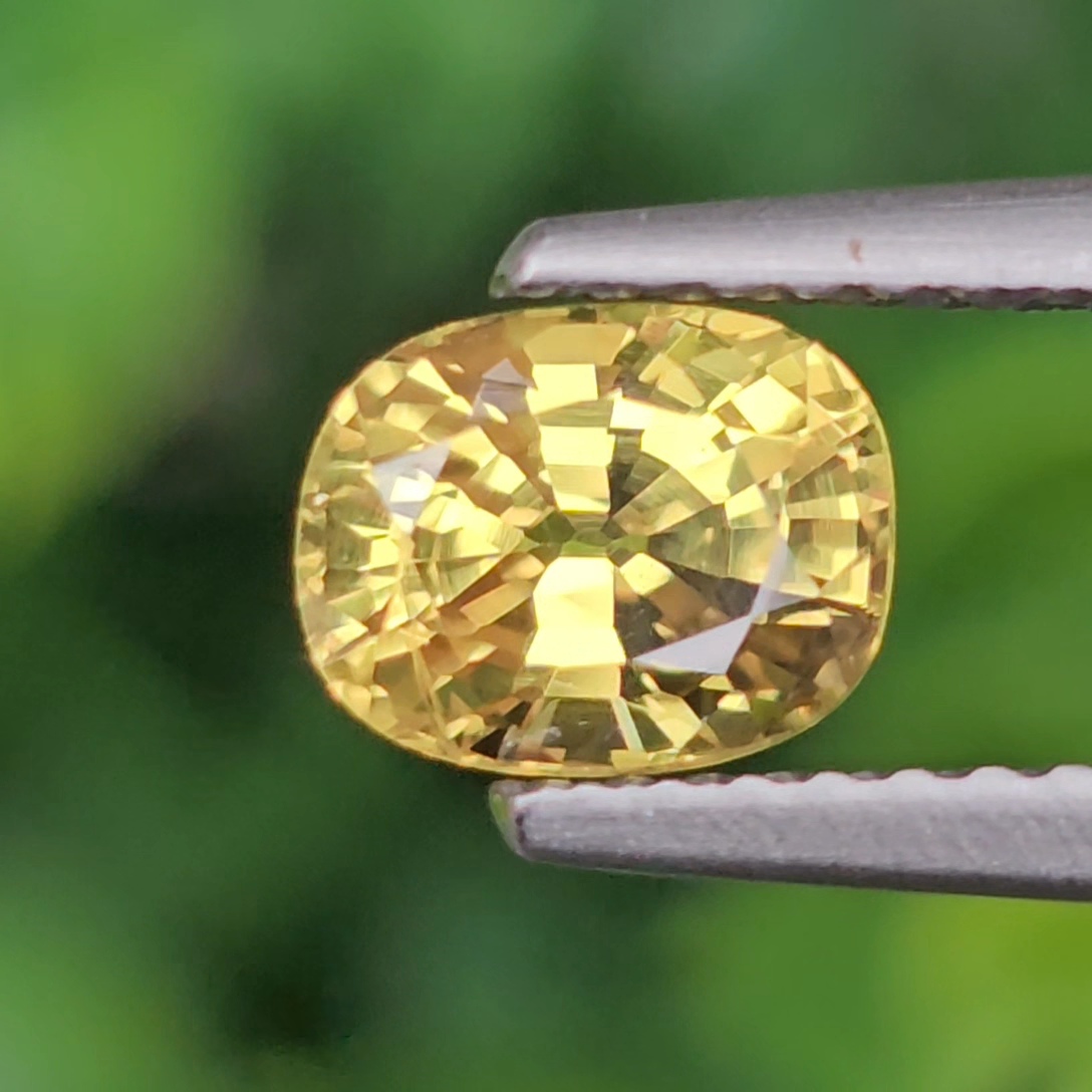 พลอย บุษราคัม yellow sapphire 1.17 กะรัต (Cts.) ดิบ (Unheated) พร้อมใบเซอร์ พลอยแท้ อัญมณีมงคลประจําวันเกิด เครื่องประดับพลอย