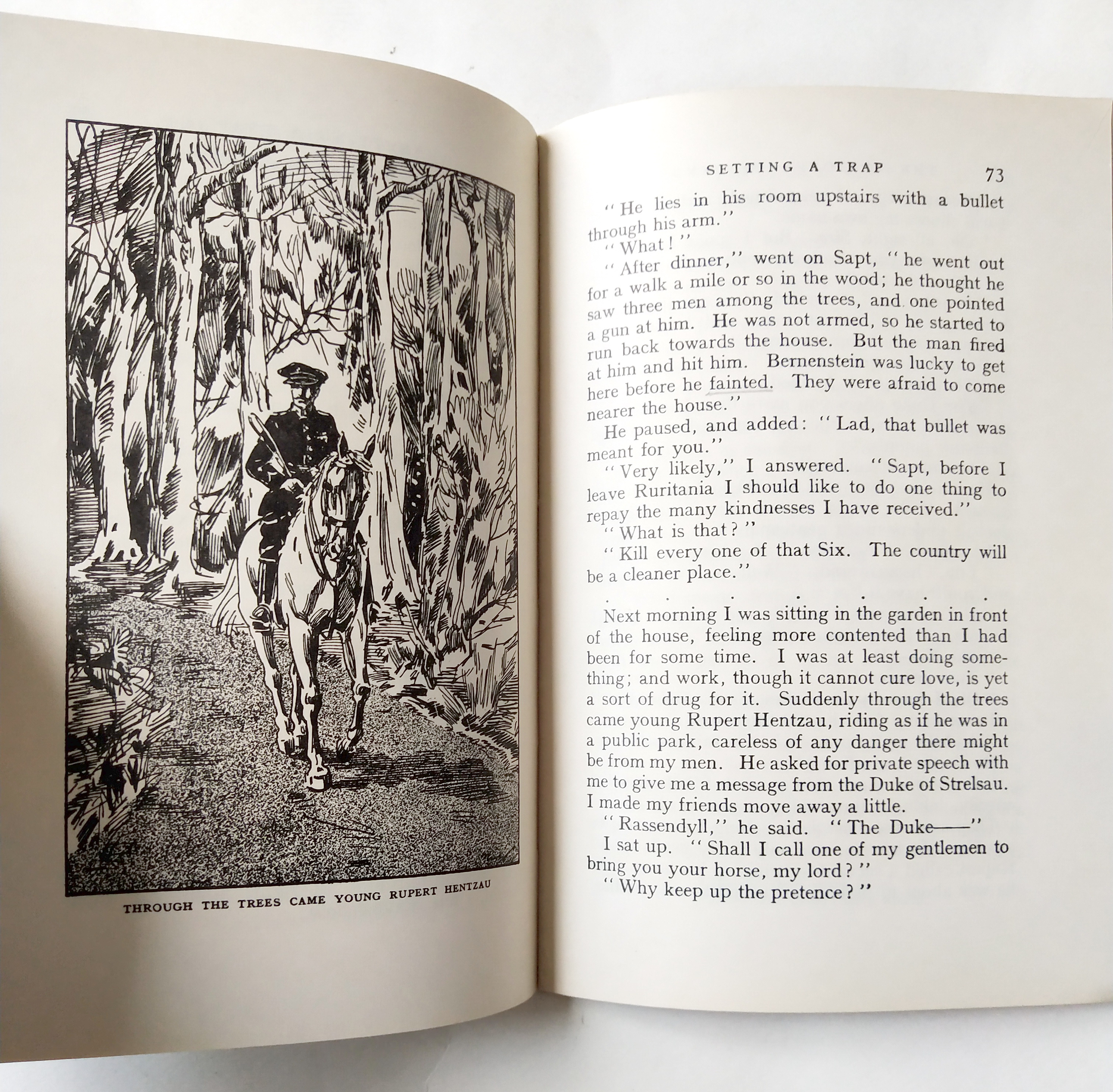 หนังสือเรียนเก่าอ่านนอกเวลา THE PRISONER OF ZENDA โดย ANTHONY HOPE ,SIMPLIFY BY GEORGE F. WEAR ,ILLUSTRATED BY JOHN NICOLSON พิมพ์ครั้งที่2 เมษายน 1967