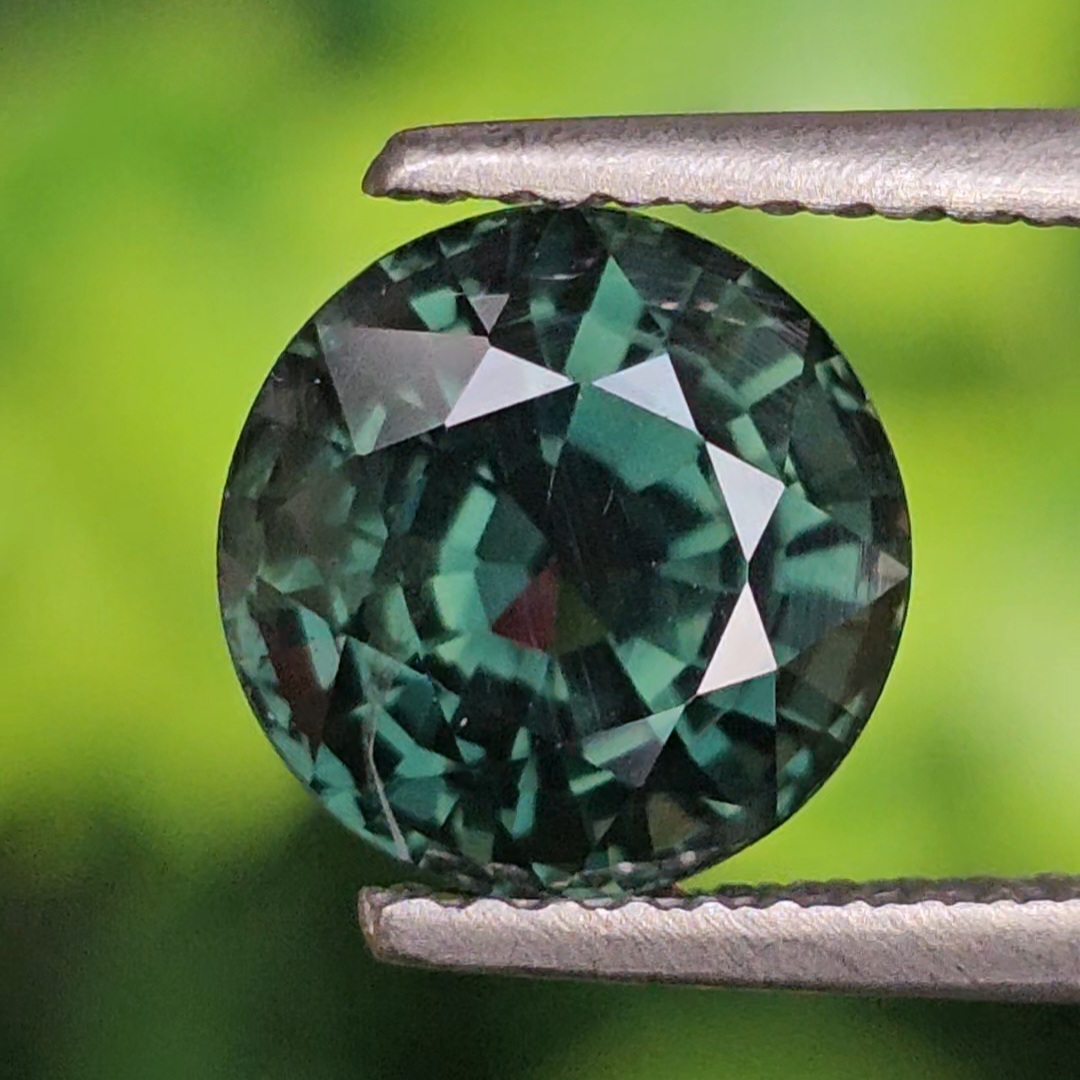 พลอย เขียวส่อง (Green Sapphire) 2.98 กะรัต (Cts.) พลอยแท้ อัญมณีมงคลประจําวันเกิด เครื่องประดับพลอย