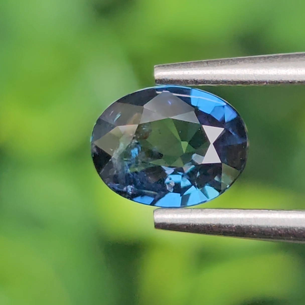 พลอย ไพลิน Greenish Blue Sapphire 0.59 กะรัต (Cts.) ดิบ (Unheated ) พลอยแท้ อัญมณีมงคลประจําวันเกิด เครื่องประดับพลอย