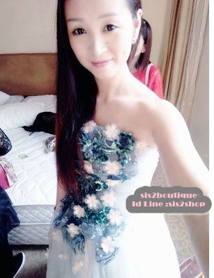 Pre-order ชุดแฟนซี ชุดราตรียาว เกาะอก สีน้ำเงิน แต่งดอกช่วงอกและเอว กระโปรงพองสวย สไตล์เจ้าหญิง