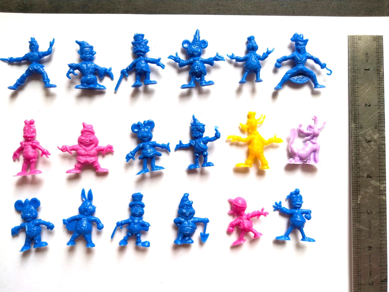 ชุดตุ๊กตุ่นดีสนีย์ ตุ๊กตุ่นตัวละครจากภาพยนตร์การ์ตูนของ วอลท์ ดีสนีย์ อาทิ ปีเตอร์แพน, สนีซซี่, อังเคิลสคู๊ซ, มิกกี้เม้าส์, ลูอี้, กัปตันฮุค, โดบี, เดซี่ดั๊ก, กัสกูซ, กูฟฟี่, เจมมินี่ คริกเก็ต, มินนี่เม้าส์, กรัมปี้, โดนัลด์ดั๊ก, พลูโต, แฟนตาเซียมิคกี้ แล