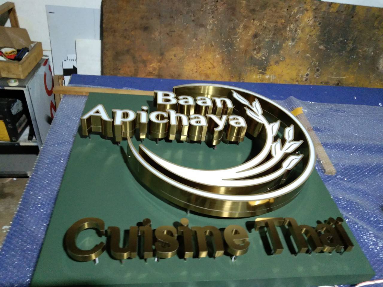 อักษรสแตนเลสหน้าทองแฮร์ไลน์