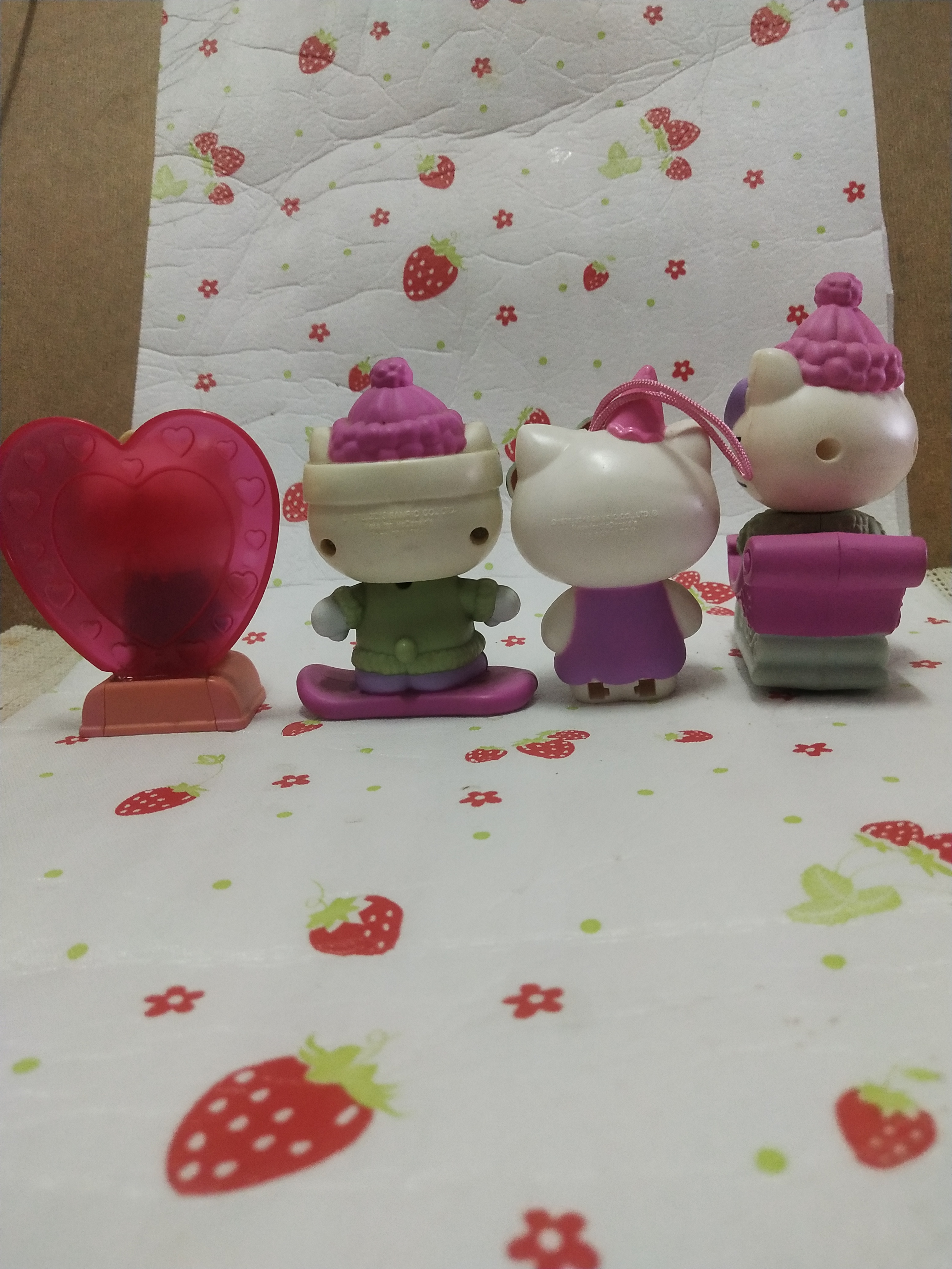 มีหลายภาพของสะสม จากแมคโดนัล และ มิสเตอร์โดนัท Hello Kitty คิตตี้ กรุณาเลือกแบบ ( ราคาตัวละ)