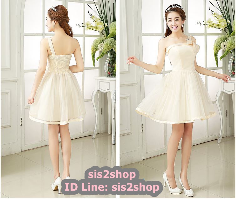 พร้อมส่ง ชุดเดรสสั้น ไหล่เฉียง สีครีม แต่งโบว์ที่ไหล่ กระโปรงตาข่าย จับสม๊อกด้านหลัง เรียบหรู