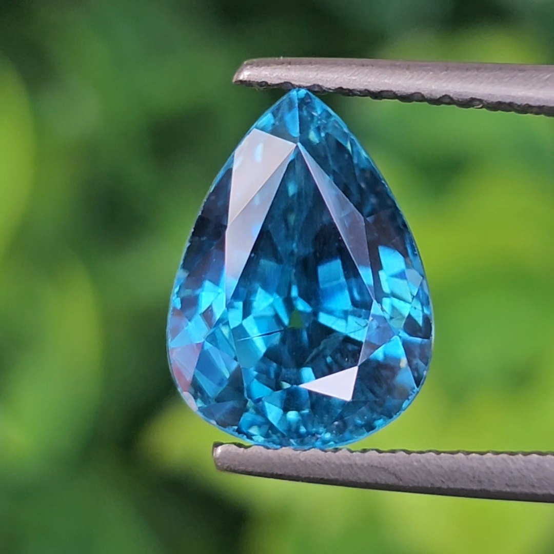 พลอย เพทาย (Zircon) 5.55 กะรัต (Cts.) พลอยแท้ อัญมณีมงคลประจําวันเกิด เครื่องประดับพลอย