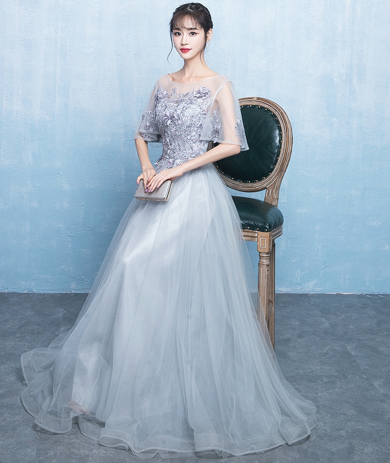 Pre-order ชุดราตรียาวสีเทาแต่งลูกไม้ช่วงอกกระโปรงตาข่ายเชือกผูกหลัง