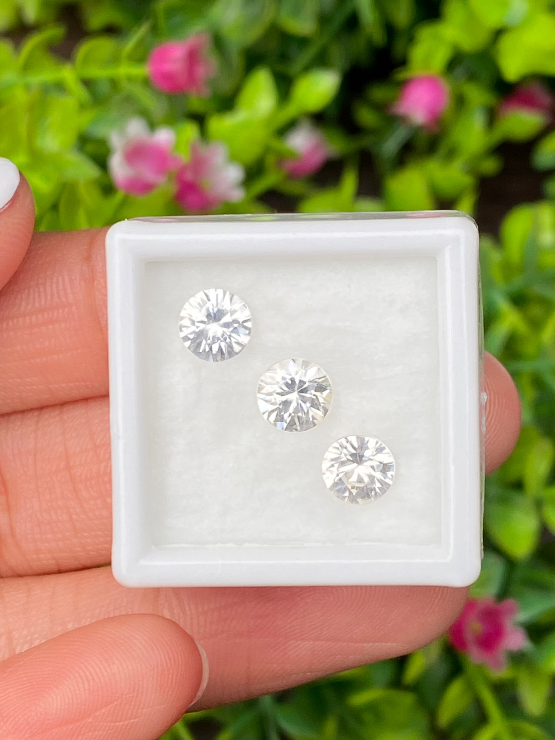 พลอย เพทาย Natural Zircon 3.27 กะรัต (Cts.) 3 เม็ด (Pcs.) พลอยแท้ อัญมณีมงคลประจําวันเกิด เครื่องประดับพลอย