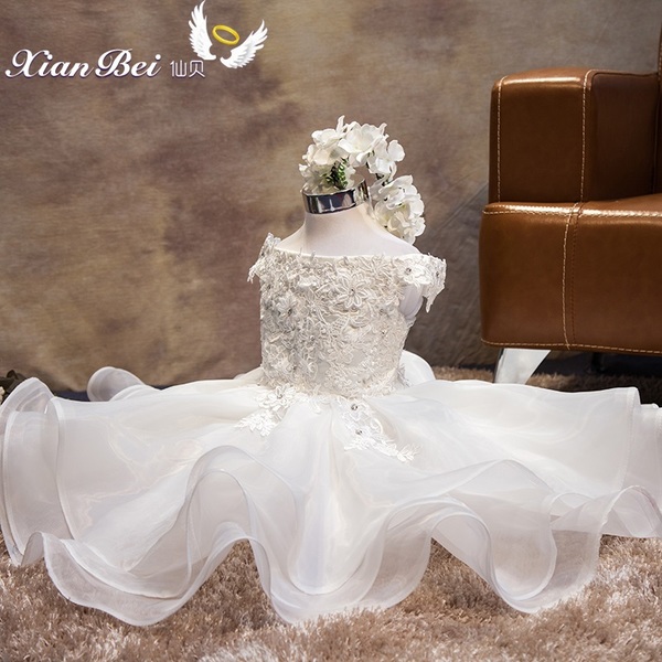 Pre-Order ชุดราตรีเด็ก สไตล์เจ้าหญิง ไหล่ปาด สีขาว ตกแต่งผ้าลูกไม้ ปักเลื่อม กระโปรงผ้าแก้ว ซิปหลัง